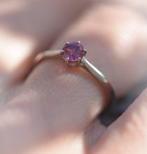 Charger l'image dans la galerie, Photo portée d'un solitaire en or blanc palladié 18 carats serti d'un diamant central de 4.5 mm /3