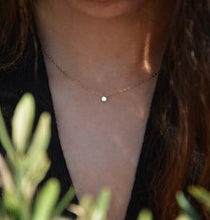 Charger l'image dans la galerie, Image d'un collier porté en or jaune 18 carats serti d'un diamant central de 3.5 mm de qualité G-SI1 /3