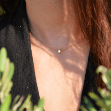 Charger l'image dans la galerie, Image d'un collier porté en or jaune 18 carats serti d'un diamant central de 3.5 mm de qualité G-SI1