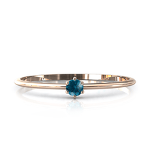 Charger l'image dans la galerie, Mini solitaire en or rose 750 serti d'une Topaze Blue London