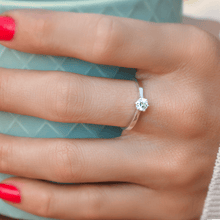 Charger l'image dans la galerie, Photo portée d'un solitaire en or blanc palladié 18 carats serti d'un diamant central de 4.5 mm