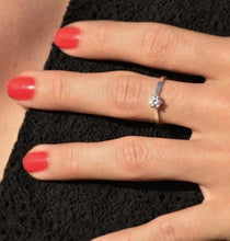 Charger l'image dans la galerie, Photo portée d'un solitaire en or blanc palladié 18 carats serti d'un diamant central de 4.5 mm (/3)