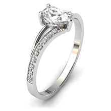 Charger l'image dans la galerie, Solitaire en or blanc 750 serti d'un Saphir blanc en taille poire