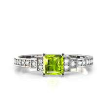 Charger l'image dans la galerie, Solitaire en or blanc 750 serti d'un Péridot en taille princesse