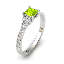 Charger l'image dans la galerie, Solitaire en or blanc 750 serti d'un Péridot en taille princesse