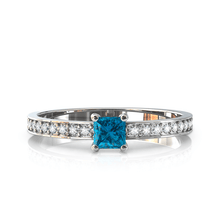 Charger l'image dans la galerie, Solitaire en or blanc 750 serti d'une Topaze Blue London en taille princesse