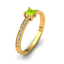 Charger l'image dans la galerie, Solitaire en or jaune 750 serti d'un Péridot en taille princesse