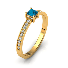 Charger l'image dans la galerie, Solitaire en or jaune 750 serti d'une Topaze Blue London en taille princesse