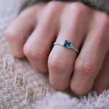 Charger l'image dans la galerie, Photo portée d'un solitaire en or blanc palladié 18 carats serti d'une topaze blue london carrée