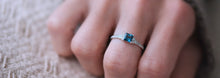 Charger l'image dans la galerie, Photo portée d'un solitaire en or blanc palladié 18 carats serti d'une topaze blue london carrée /4