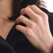 Charger l'image dans la galerie, Photo portée d'un solitaire en or gris palladié 18 carats serti d'un diamant central de 4 mm