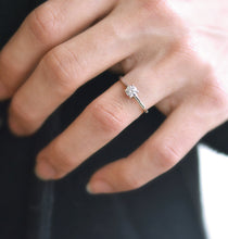 Charger l'image dans la galerie, Photo portée d'un solitaire en or gris palladié 18 carats serti d'un diamant central de 4 mm /3