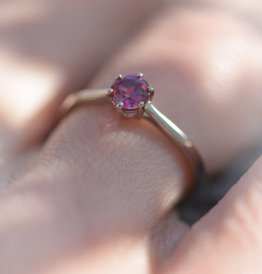 Photo portée d'un solitaire en or blanc palladié 18 carats serti d'un diamant central de 4.5 mm /3| Faventine Joaillerie en ligne personnalisable