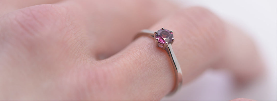 Photo portée d'un solitaire en or blanc palladié 18 carats serti d'un diamant central de 4.5 mm /4| Faventine Joaillerie en ligne personnalisable