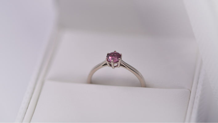 Photo portée d'un solitaire en or blanc palladié 18 carats serti d'un diamant central de 4.5 mm /2| Faventine Joaillerie en ligne personnalisable