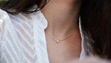 Charger l'image dans la galerie, Photo portée d'un collier en or jaune 18 carats serti d'un diamant central de 4 mm de qualité G-SI1 /2

