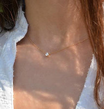 Charger l'image dans la galerie, Photo portée d'un collier en or jaune 18 carats serti d'un diamant central de 4 mm de qualité G-SI1 /3
