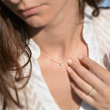 Charger l'image dans la galerie, Photo portée d'un collier en or jaune 18 carats serti d'un diamant central de 4 mm de qualité G-SI1
