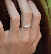 Charger l'image dans la galerie, Photo portée d'un solitaire épaulé en or blanc palladié 18 carats serti d'un diamant central de 4mm et de deux diamants latéraux de 2mm /3
