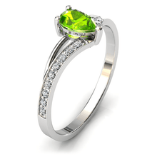 Charger l'image dans la galerie, Solitaire en or blanc 750 serti d'un Péridot en taille poire
