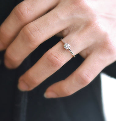 Photo portée d'un solitaire en or gris palladié 18 carats serti d'un diamant central de 4 mm /3| Faventine Joaillerie en ligne personnalisable