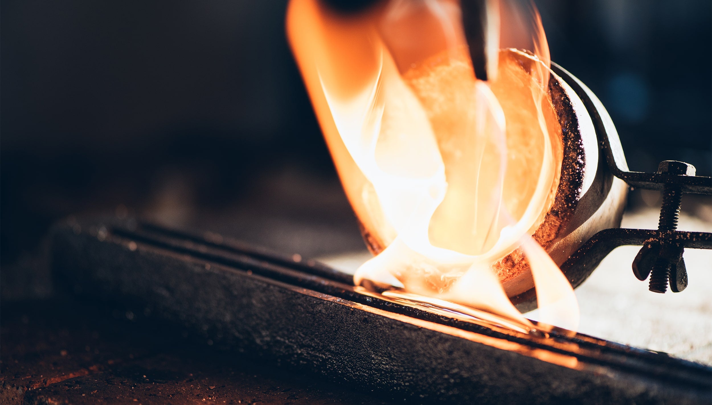 Fonte d'or 18 carats dans un creuset à l'aide d'un chalumeau